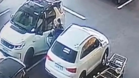 Vítima de sequestro em supermercado foi jogada de carro na Anhanguera