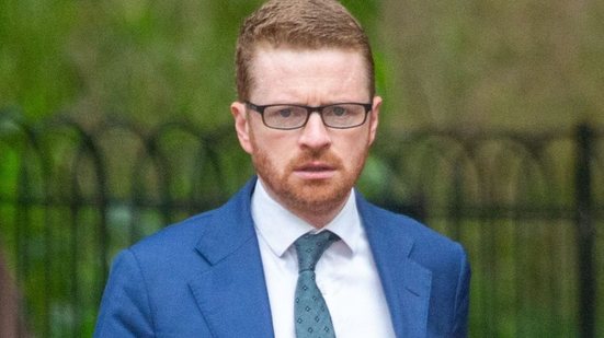 Reino Unido: ligação com caso Epstein leva chefe de gabinete a deixar o cargo