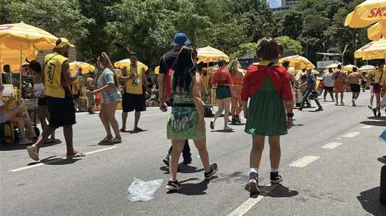 Fantasiados de Chaves, policiais prendem cinco suspeitos em blocos na República