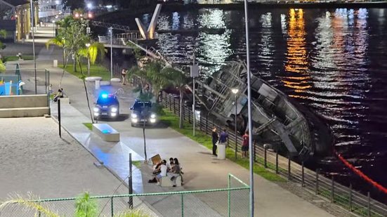 Navio de pesquisa inclina e fica apoiado no fundo do estuário no Porto de Santos