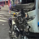 Acidente entre moto e ônibus