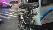 Acidente entre moto e ônibus