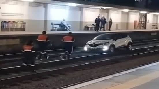 Carro invade trilhos e interrompe circulação da Linha 7\u002DRubi em SP\u003B veja