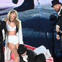 Taylor Swift e Travis Kelce no show da cantora durante a The Eras Tour
