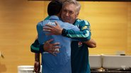 Carlo Ancelotti cumprimenta Douglas Santos na apresentação da Seleção - Foto: Rafael Ribeiro/CBF