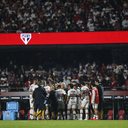Jogadores do São Paulo recebendo instruções durante jogo - Foto: Créditos: Rubens Chiri e Paulo Pinto/São Paulo