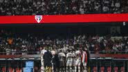 Jogadores do São Paulo recebendo instruções durante jogo - Foto: Créditos: Rubens Chiri e Paulo Pinto/São Paulo