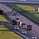 Caminhão tombou na área zebrada da pista - Foto: Divulgação/Artesp