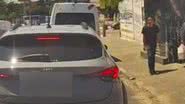 Suspeito se aproximava do carro durante o trânsito - Reprodução/vídeo