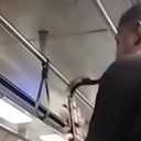 Saxofonista em apresentação durante metrô - Foto: Reprodução