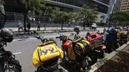 Acidente envolvendo motociclista de aplicativo e caminhão deixou o trânsito parcialmente interditado - Foto: Agência Brasil