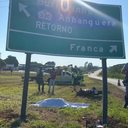 Homem morre ao bater de moto contra placa em rodovia - Foto: Paulo Cruz/Artplay