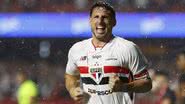 Calleri comemorando um dos seus gols frente ao Vitória - Foto: Rubens Chiri/São Paulo FC