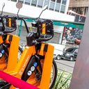 Fiscalização da CET verifica o cumprimento das regras de circulação para bicicletas elétricas - Foto: Divulgação/PMSP
