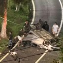 Motorista capota carro após perder o controle e bater em duas árvores - Foto: Reprodução/Vídeo