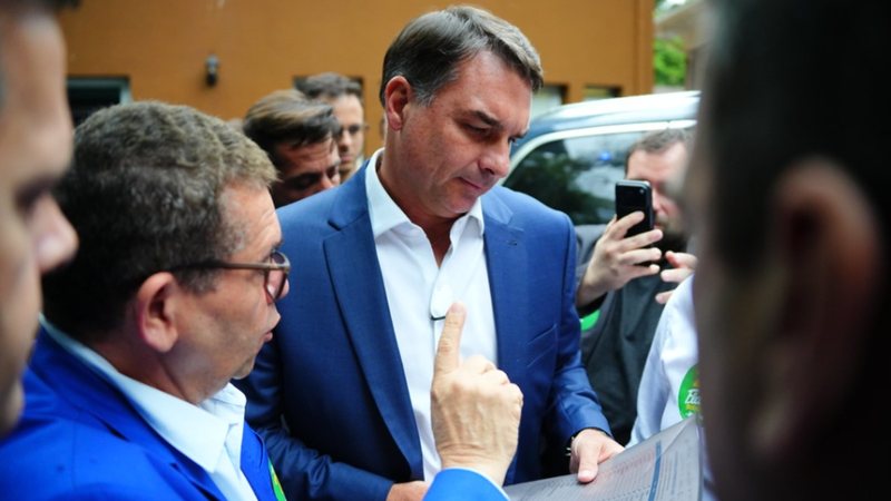 Flávio Bolsonaro pagou R$ 600 mil a empresa ligada a sistema de IA para manipular eleições, diz Intercept