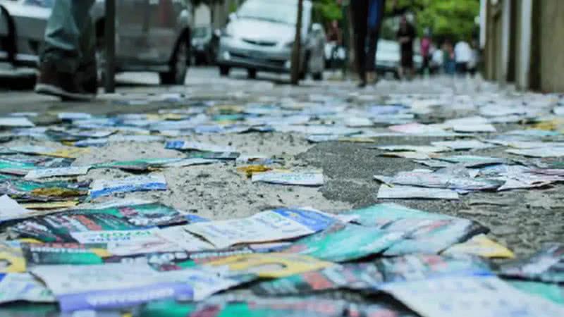 Santinhos espalhados pela rua - Foto: Agência Brasil