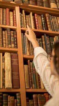 Veja a melhor forma de organizar sua estante de livros
