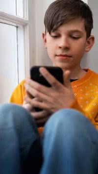 6 sinais de que seu filho está dependente de telas