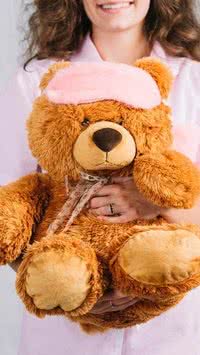 Veja por que ter um urso de pelúcia pode melhorar o seu sono