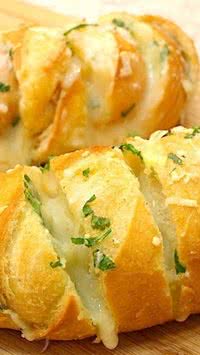 Veja como aproveitar o pão amanhecido para um delicioso pão de alho