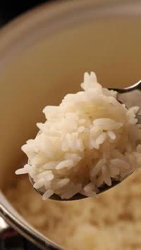 Requentar arroz faz mal? Veja como fazer isso do jeito certo