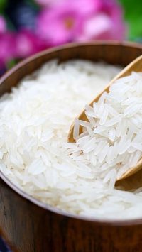Lavar o arroz antes de cozinhar faz diferença? Especialistas explicam