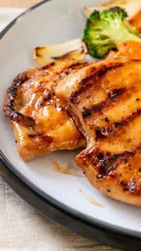 Aprenda a fazer um delicioso frango grelhado ao alho e limão
