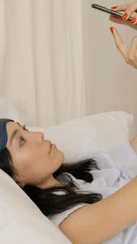 Usar o celular antes de dormir prejudica a saúde?