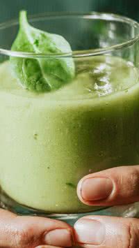 Receita simples de suco detox para mais energia e saúde