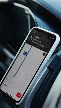 O que diz a lei sobre quem usa o celular no trânsito?