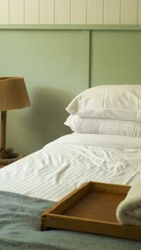 Cama de hotel em casa: como lavar lençóis e edredons