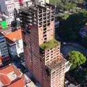 O prédio é demolido devido ao risco à integridade física das pessoas no entorno do imóvel. - Foto: Reprodução/YouTube/@dronenatrilha
