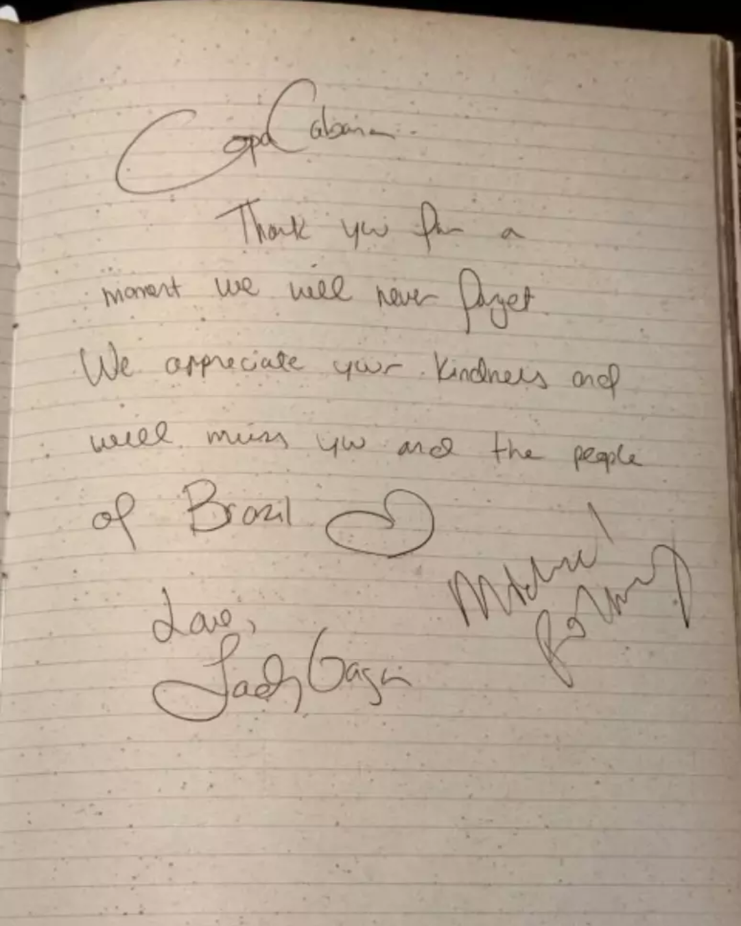 Folha de papel do Livro de Ouro do Copacabana Palace com a mensagem, em inglês: "Copacabana, obrigada pelos momentos que nunca esqueceremos. Agradecemos pela gentileza e vamos sentir saudades do povo do Brasil. Com amor, Lady Gaga e Michael Polansky". Assinado pela cantora e seu noivo, Michael Polansky