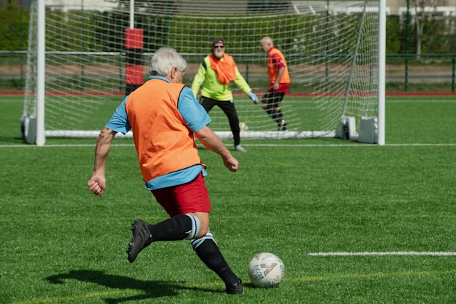 idosos jogando futebol