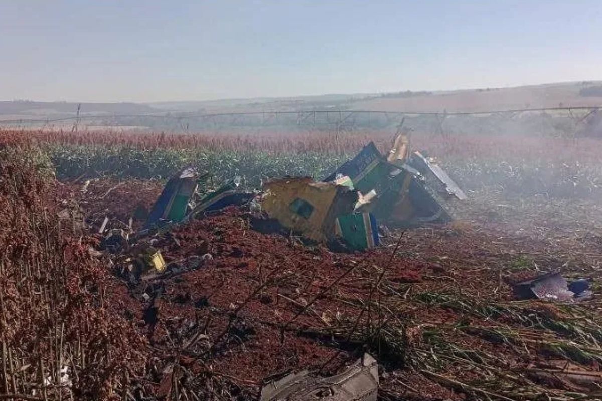 Avião cai no interior de SP