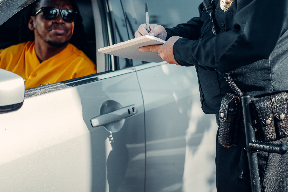 Autoridade do trânsito aplicando multa