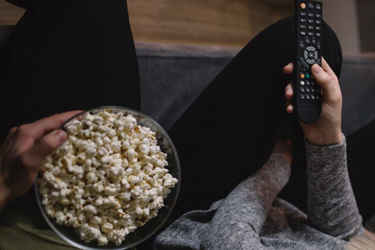 Casal assistindo filme com pipoca