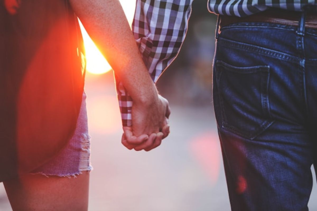 pessoas com mãos dadas