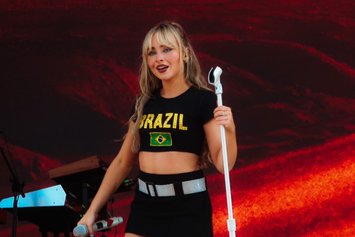 sabrina carpenter com camiseta escrito "brazil"