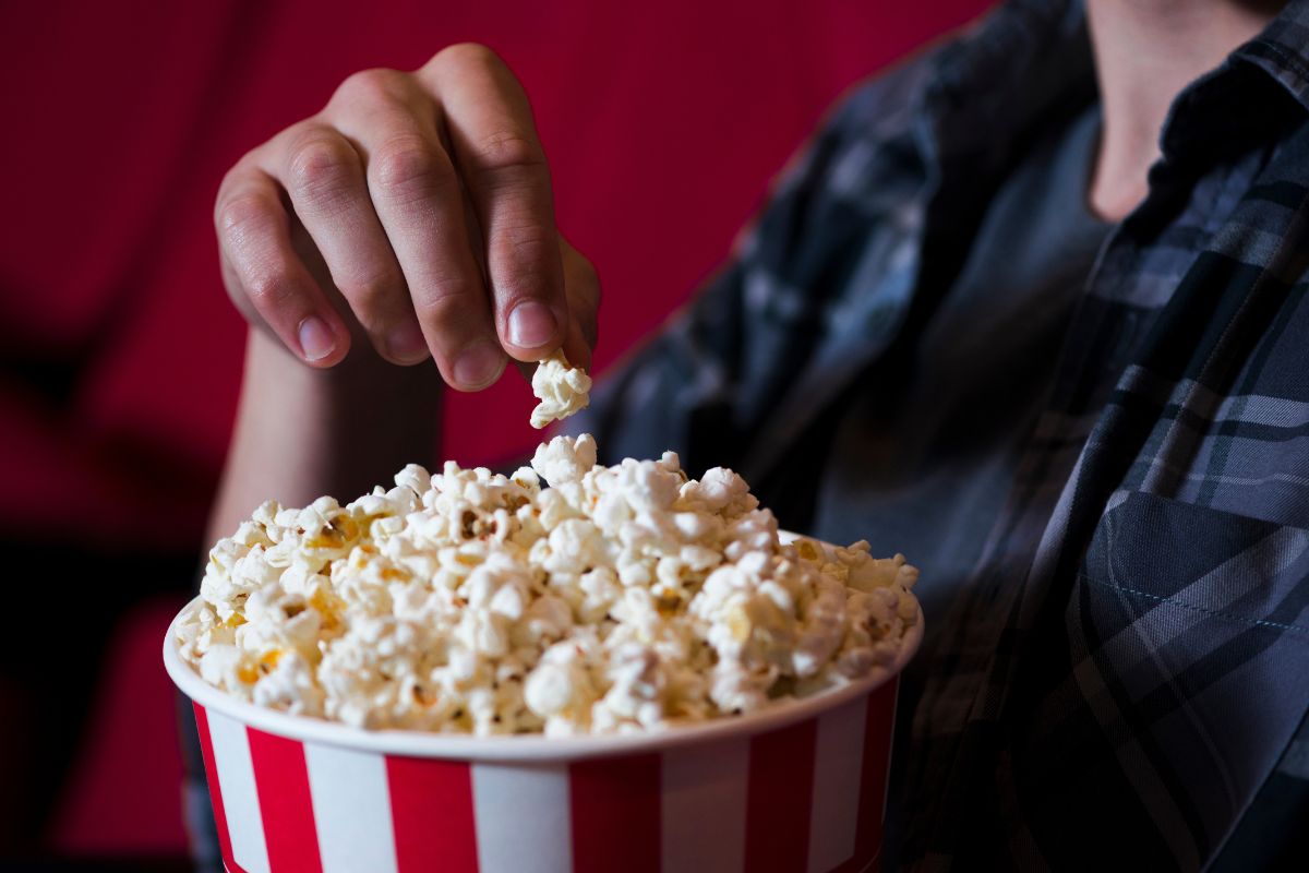 Balde de pipoca no cinema