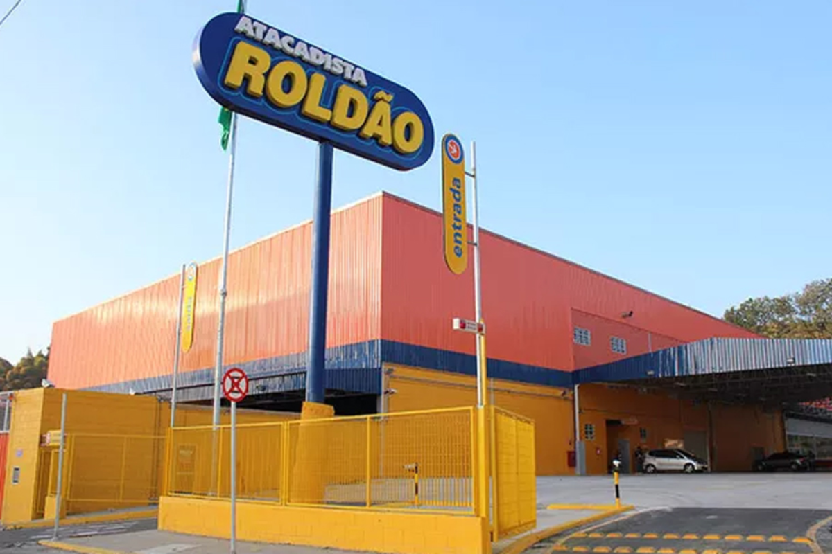 Roldão é condenado a indenizar funcionário demitido após furto de moto em estacionamento