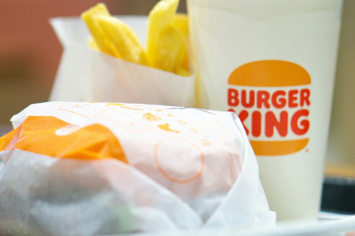 Burger King e Serasa se juntam em campanha para trocar boletos por sanduíches gratuitos. Foto: Reprodução/Unsplash.