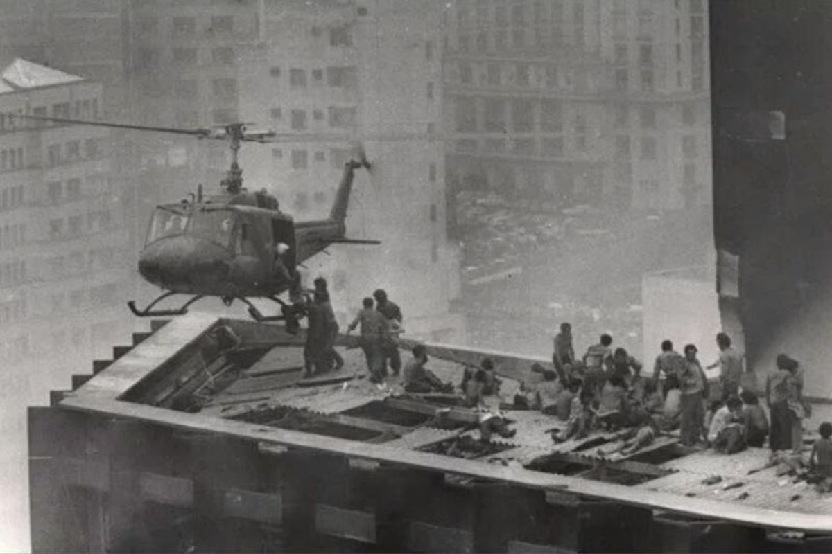 Helicóptero tenta evacuar sobreviventes do telhado do Edifício Joelma após um incêndio em fevereiro de 1971. Foto: Wikimedia Commons.