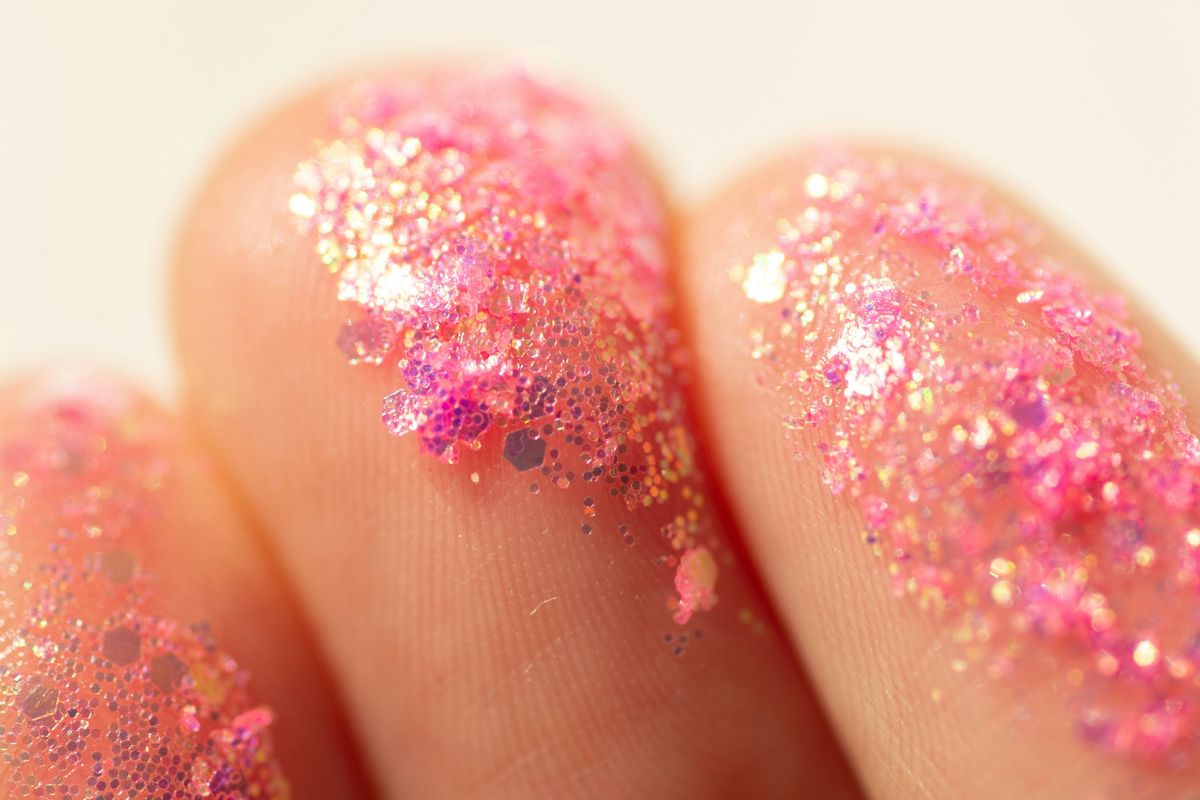 Glitter é um perigoso poluente ambiental, contaminando água e colocando microplásticos na cadeia alimentar. Foto: Unsplash.