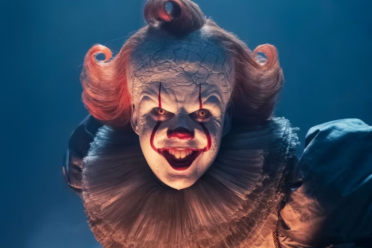 Bill Skarsgård reprisa seu papel como o icônico palhaço Pennywise em "It: Bem-vindos a Derry". Foto: Divulgação/HBO Max/Warner Bros.