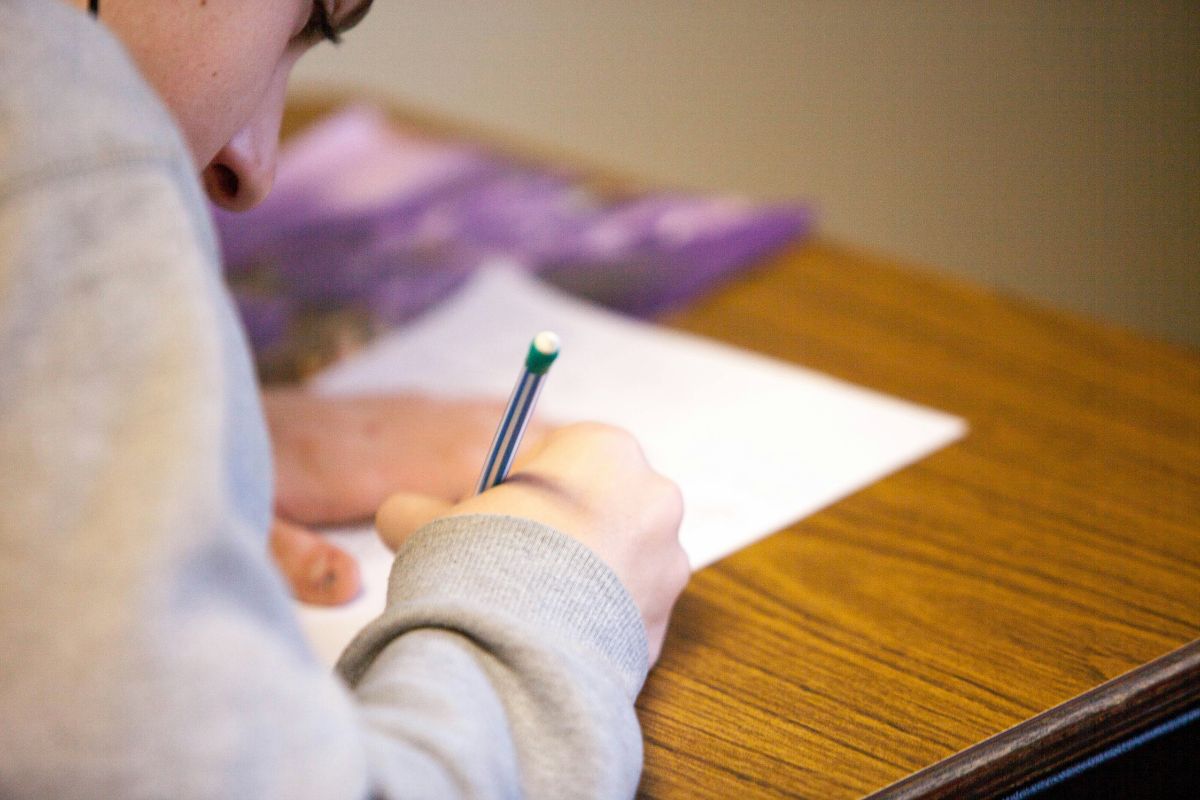 "O vestibular da Unicamp exige uma postura analítica", diz Ademar Celedônio, diretor de ensino e inovações educacionais do SAS Educação. Foto: Reprodução/Unsplash.