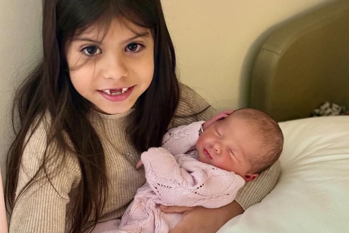 Sophia, a primogênita de Maíra Cardi, com sua irmã caçula, Eloah. Foto: Reprodução/Instagram.