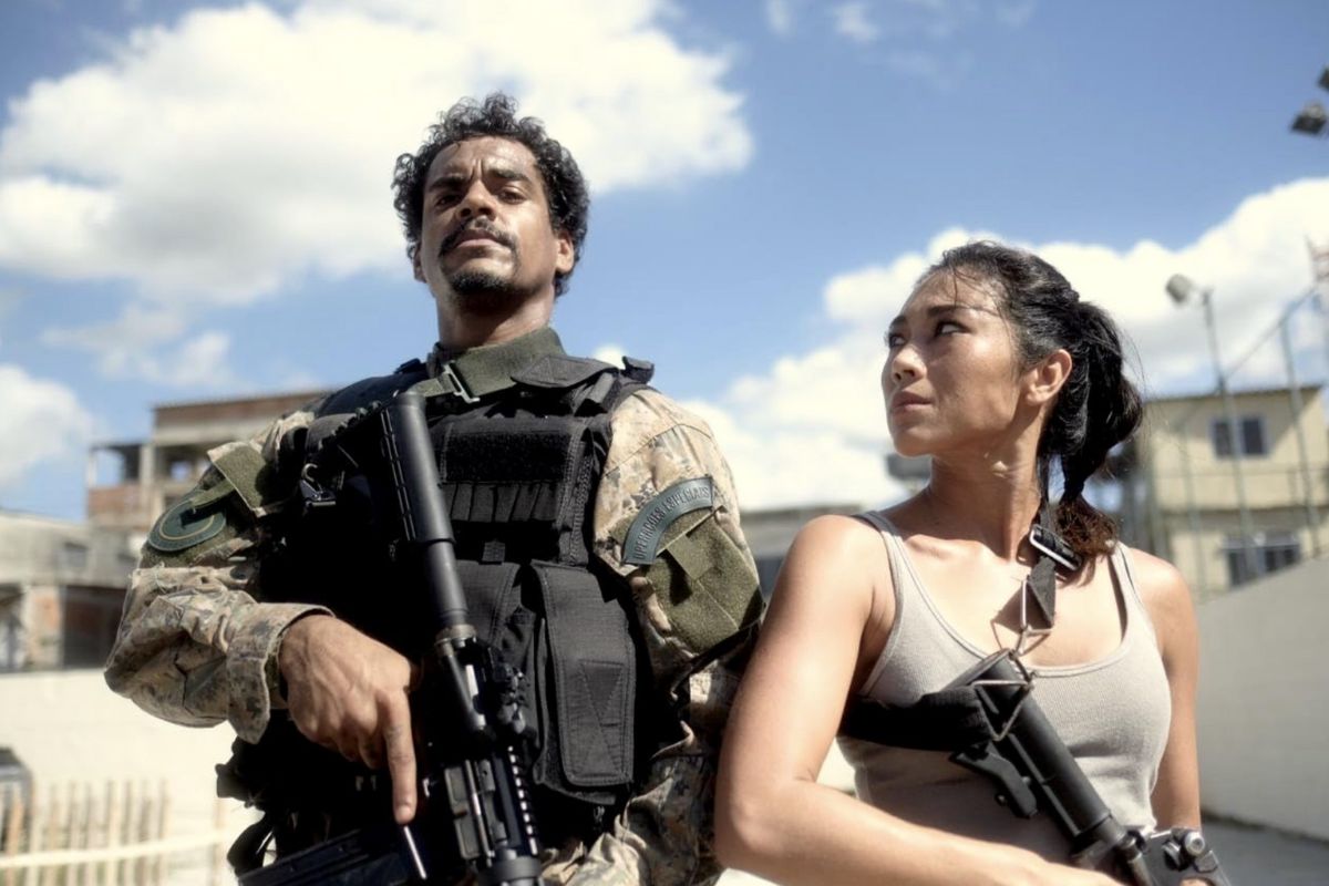 A Capitã Luciana, personagem de Danni Suzuki, era o interesse amoroso de Mikhael na primeira temporada de "Arcanjo Renegado". Foto: Reprodução/IMDB.