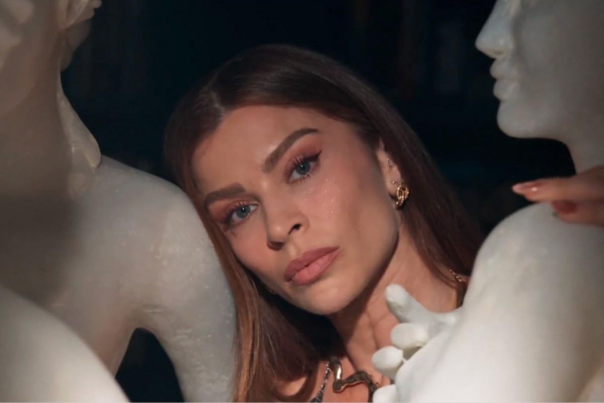 Arminda, interpretada por Grazi Massafera, com a escultura "Três Graças". Foto: Reprodução/TV Globo.